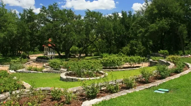 Stunning backyard oasis showcases exquisite landscape designs amidst lush greenery.