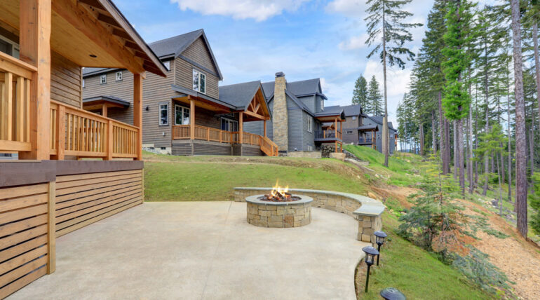 Beautiful,Wooden,Back,Porch,With,Chairs,On,The,Hill,And